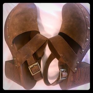 KORKS Closed toe clog sandal.